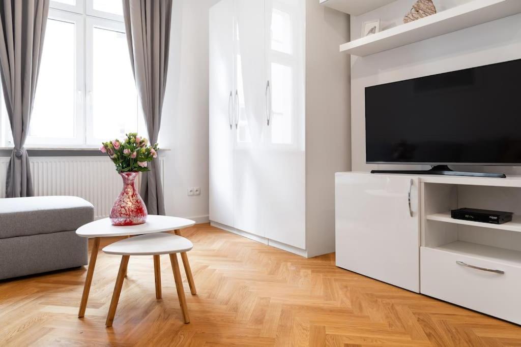 Househost Apt - Krowoderska 55 Krakow Dış mekan fotoğraf